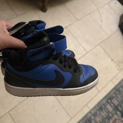 Nike Boys  Size 37.5 European 