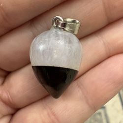 Black and white agate teardrop pendant.