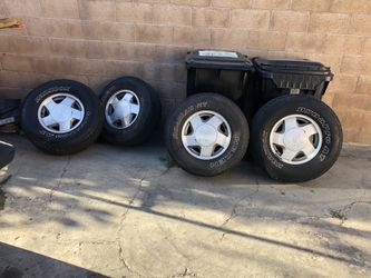 6 lugs. Came of a Chevy Tahoe. 1998