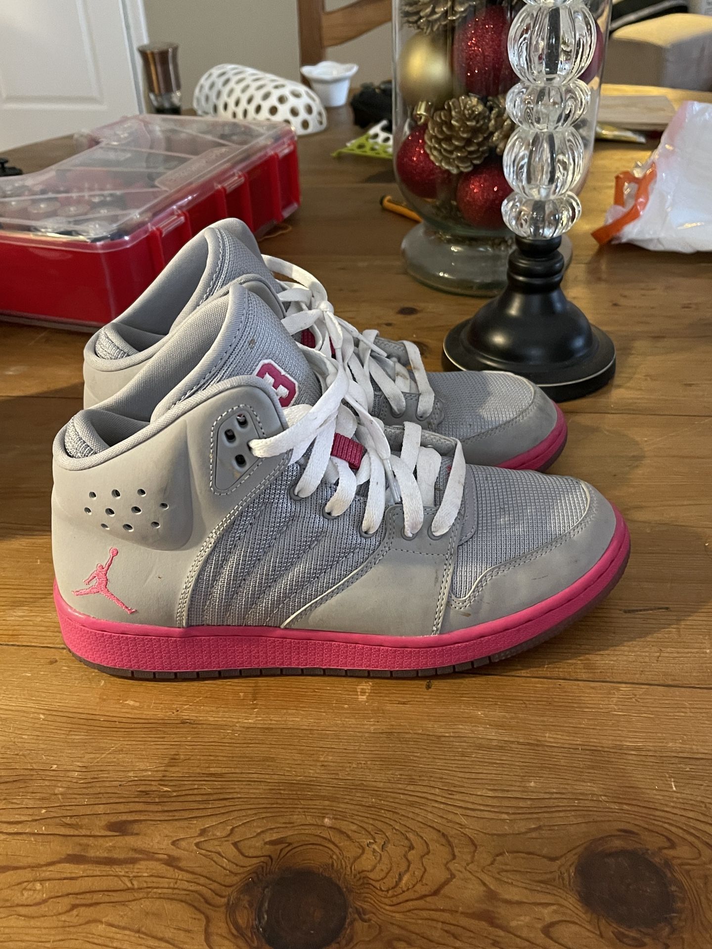 Jordan’s Gray/Pink Size 7Y