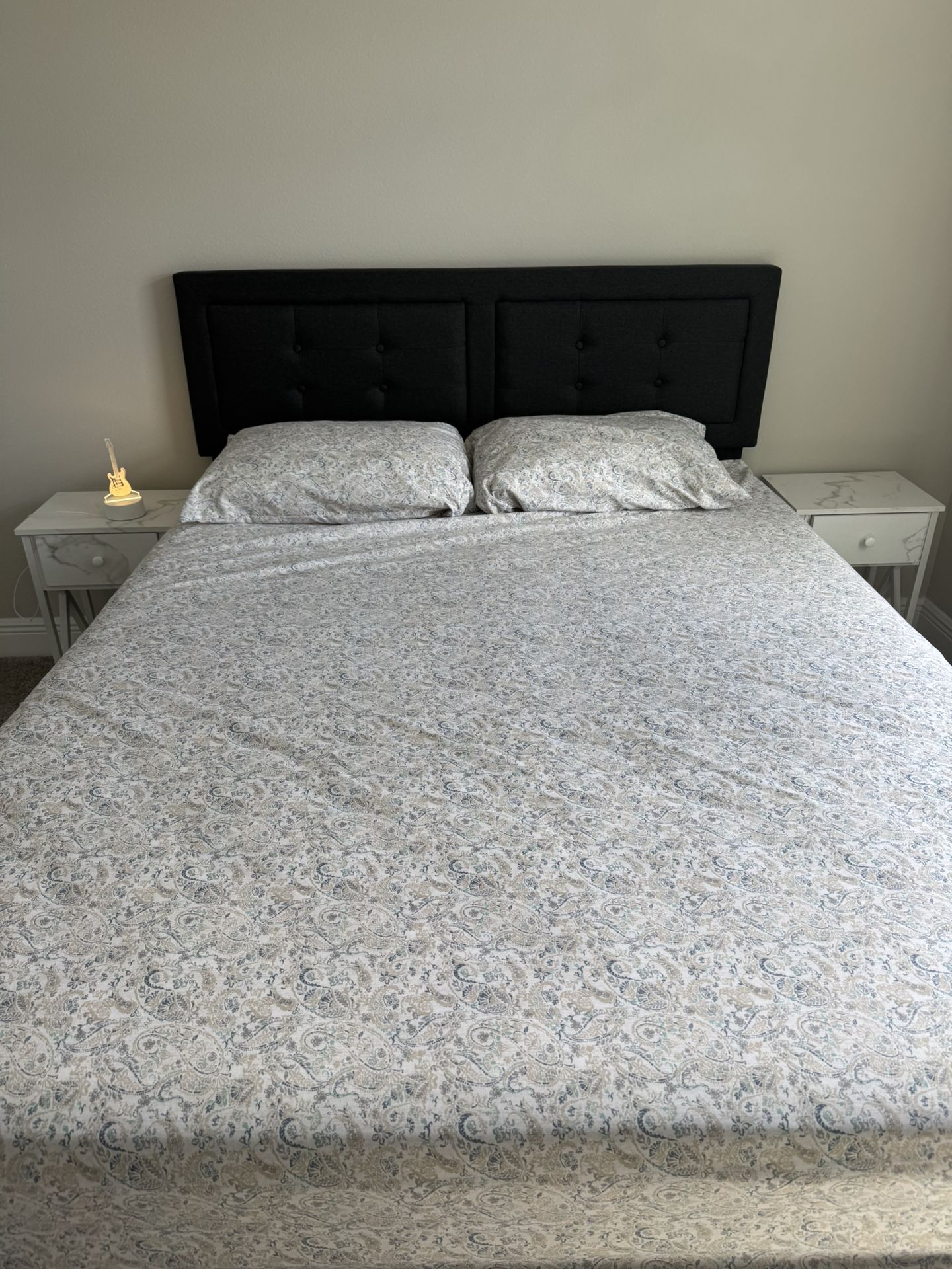 Queen Size Bedroom Set With Headboard, Nightstands And Mattress 