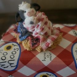 Vintage Enesco 1997 Mary Moo Moos “Somebody Brand Moo” Cow Figure # 319112