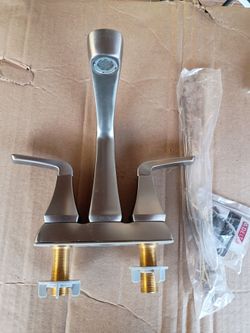 Delta bathroom vanity faucet 4", brush nickel,no box