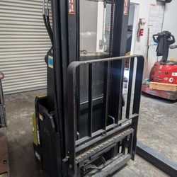 Clark Straddle Pallet Jack