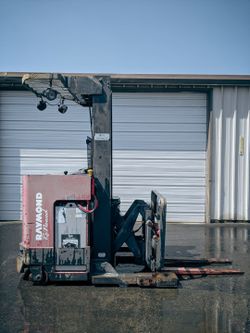 Raymond EASI-R40TT Stand-Up Forklift – 4,000 lb Cap, Low Hours, Sideshift, Electric, Narrow Aisle