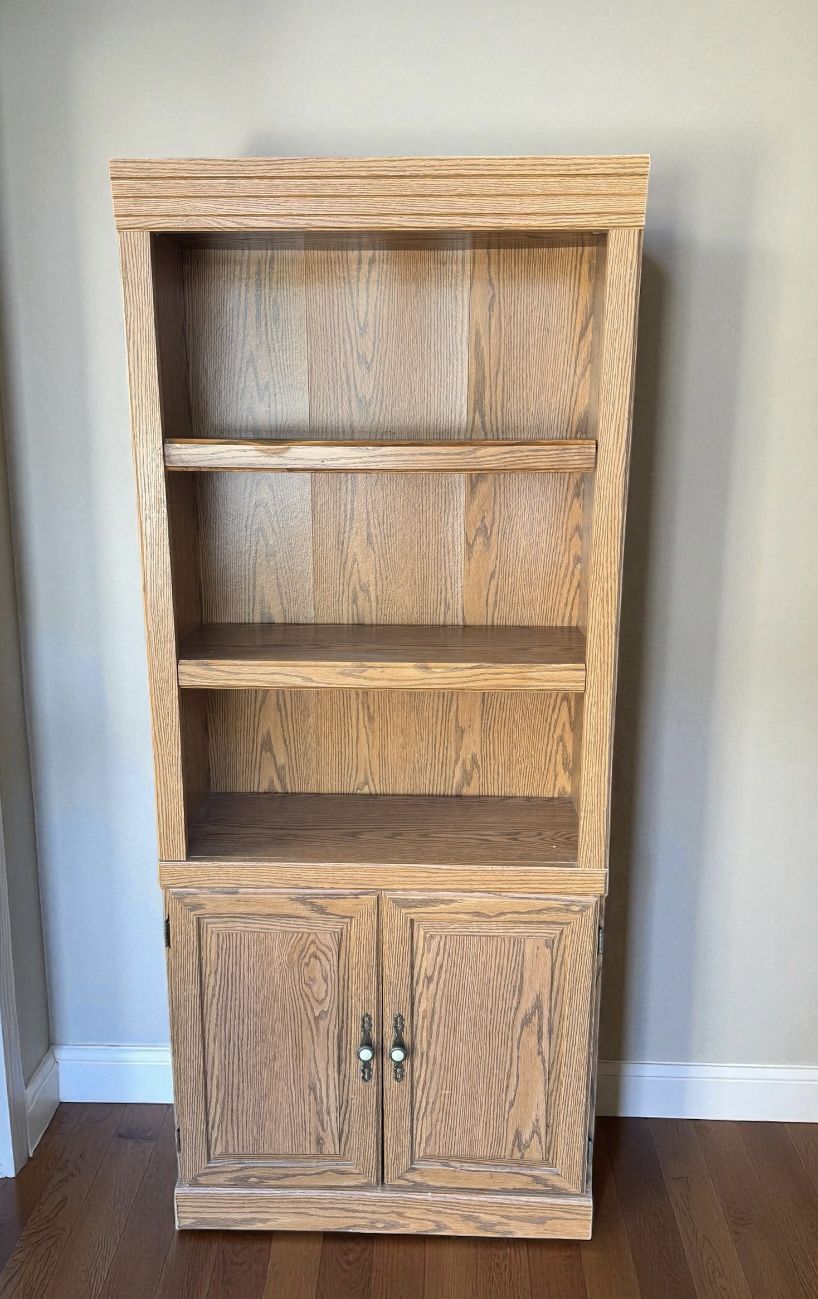 Traditional 5- layer shelf bookcase display cabinet . good condition. Measurements: 12 1/2 deep x 30 W x 71 1/2H