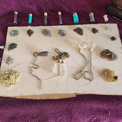 A large quantity of chains in varying size