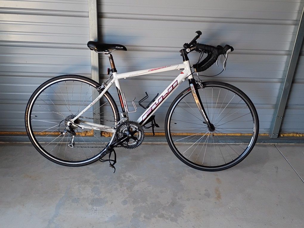 Fuji Newest 2.0, an entry-level aluminum frame road bike
