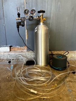 CO2 Tank with Dual Gauge Regulator and Tubing Kit