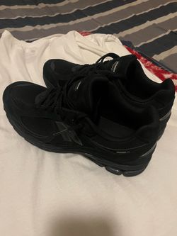 black new balances 2002 R