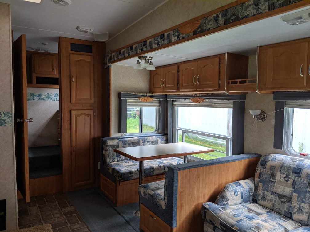 2005 Forest River Wildcat 5th Wheel