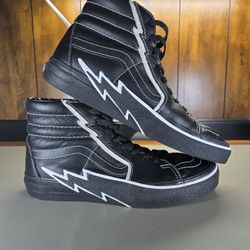 Men's size:7
Women's size: 8.5
Vans leather Bolt high tops