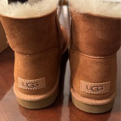 W MINI BAILEY BUTTON UGGS