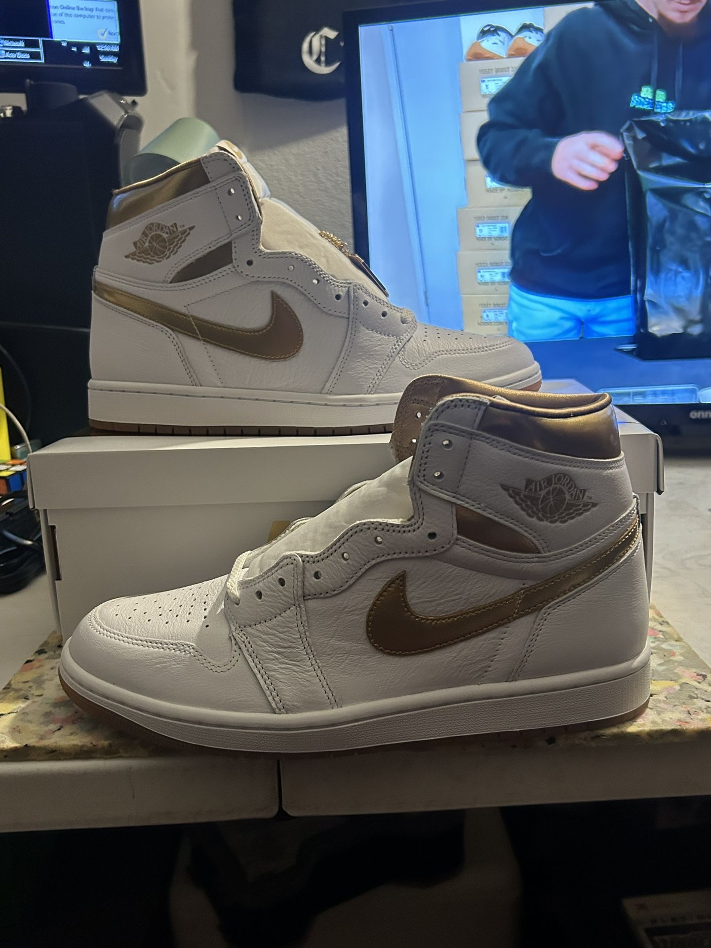 Nike Air Jordan 1 Retro High OG Metallic Gold Women's Shoes Sneakers FD2596-107