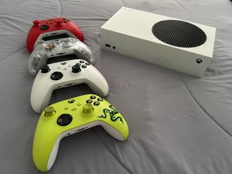 Xbox Series S Bundle – 1 TB expansion card, 4 Microsoft Controllers