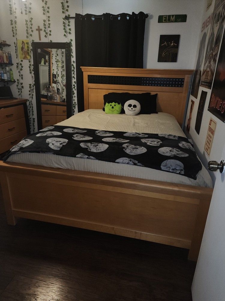 Queen Bedroom Set Mattress Not Included Bed Headboard/footboard, Longdresser And Mirror, Side Table, And Armour.