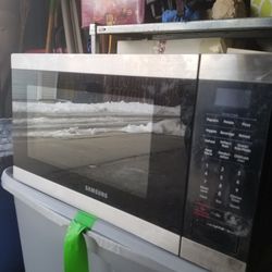 Samsung Microwave (Like New)