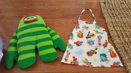 Brand new yo gabba gabba lot apron and doll both 7.00