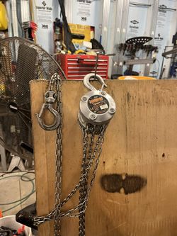 500 lb cap. Chain hoist.