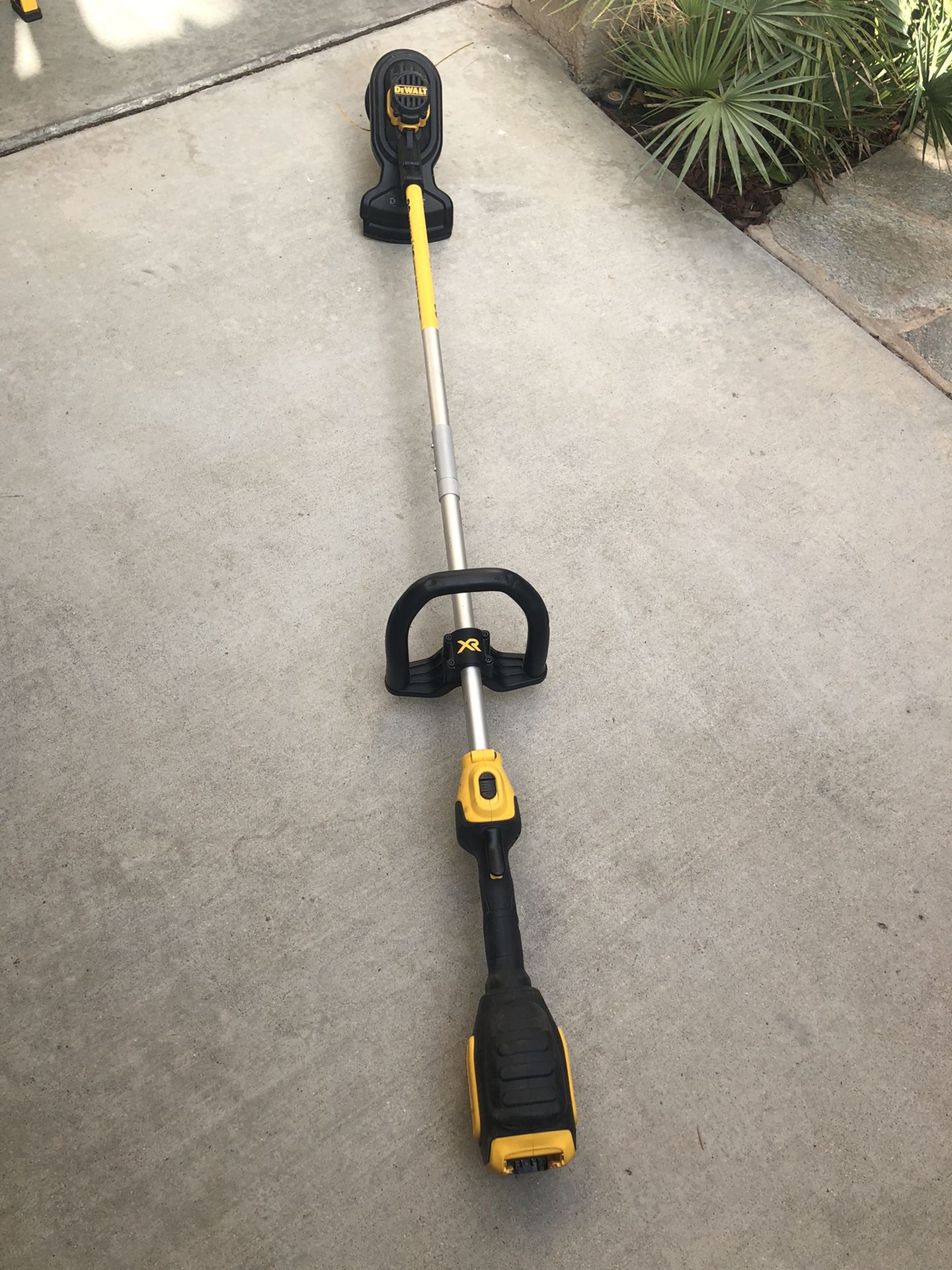 Weed wacker/eater DeWalt 20v XR brushless like new (tool only) for Sale