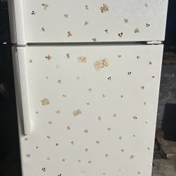 HP Top Freezer Refrigerator 
