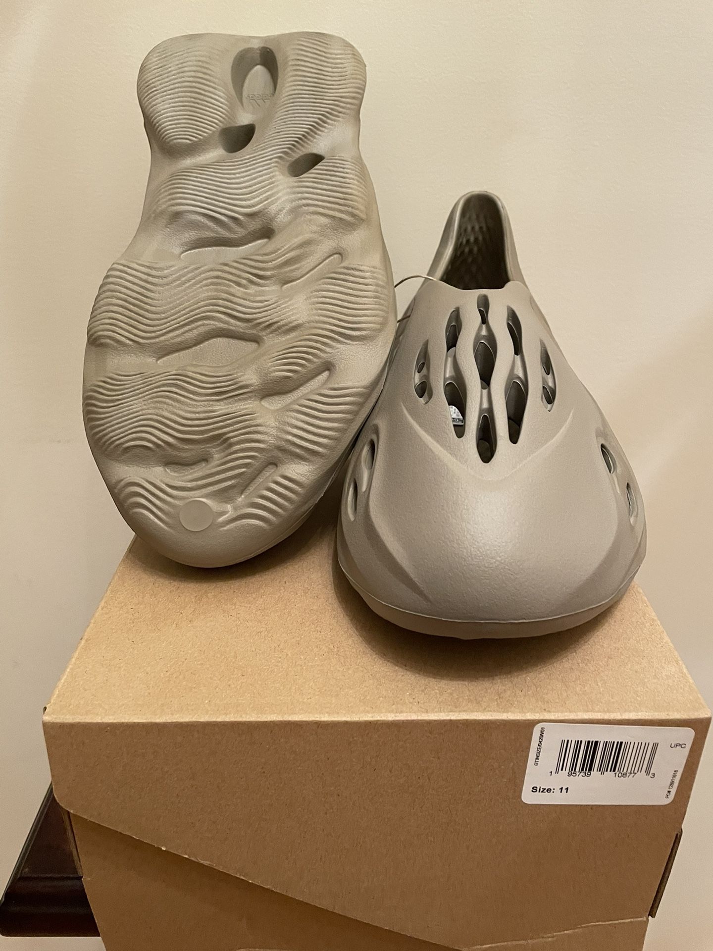 Yeezy Foam Runner 'Stone Sage' (GX4472) Size (6,9,10,11)