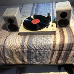 Turntable Victrola  Works Great Built-in amplifier