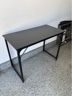 Black Modern Computer Desk / Study Desk – Excellent Condition