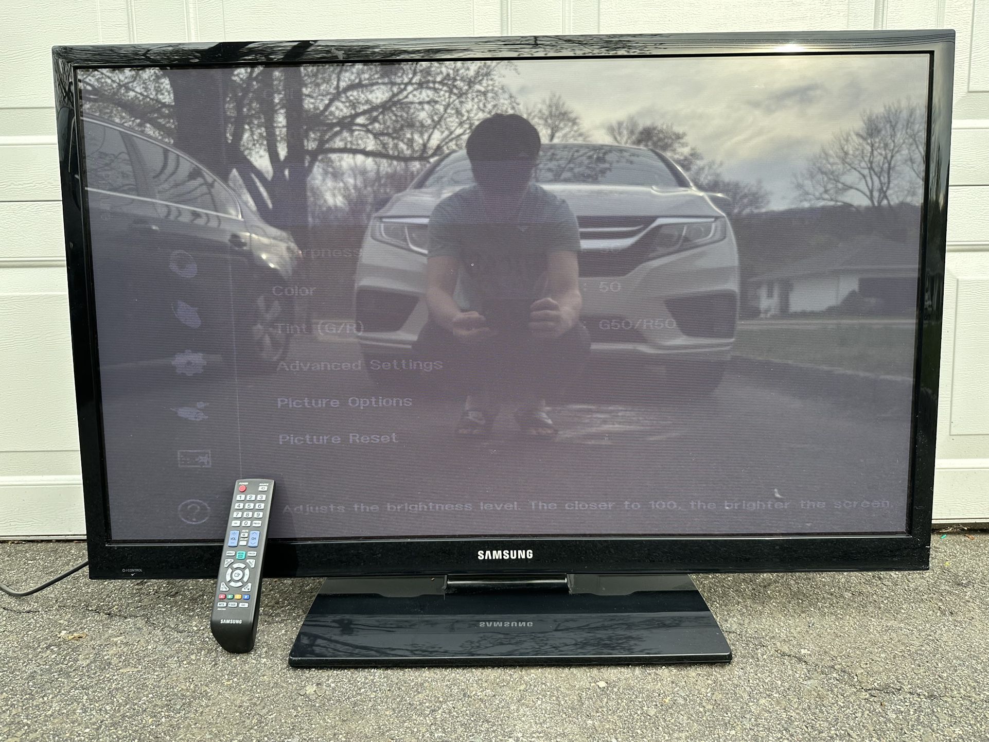 Samsung 43” TV w/ Remote + Stand – Chromecast Ready (GREAT CONDITION)