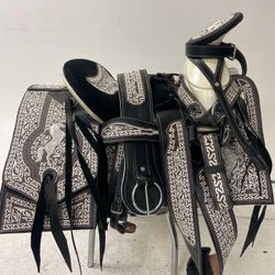 Montura charra bordada con cantinas Cuadradas