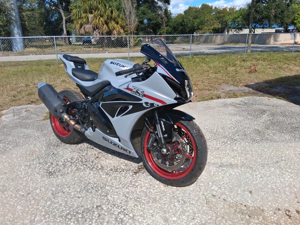 GSX R 1000 SUZUKI 2024