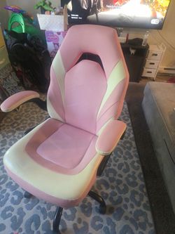 Gaming chair pink