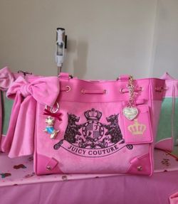 Stunning 🤩 Viral Juicy Couture Daydreamer tote in The color Love potion💕