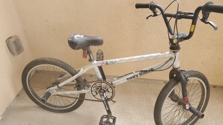 Bicicleta todo bien solo las llantas necesitan aire hace mucho mi hijo no la usa