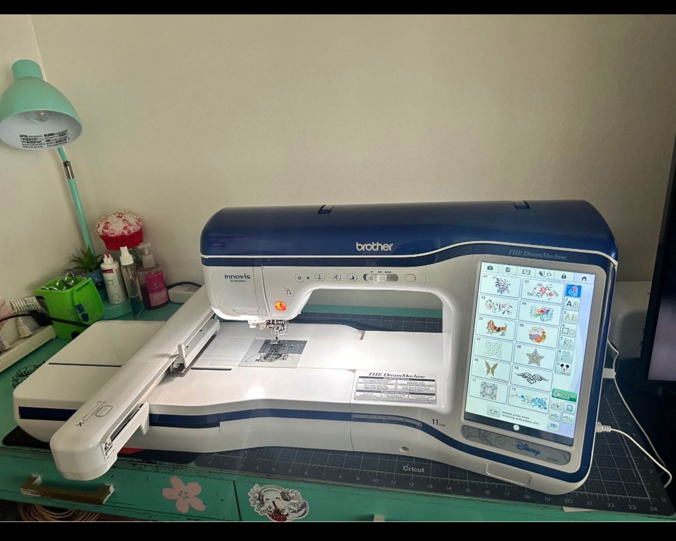 Brother embroidery machine Innovis XV8500D