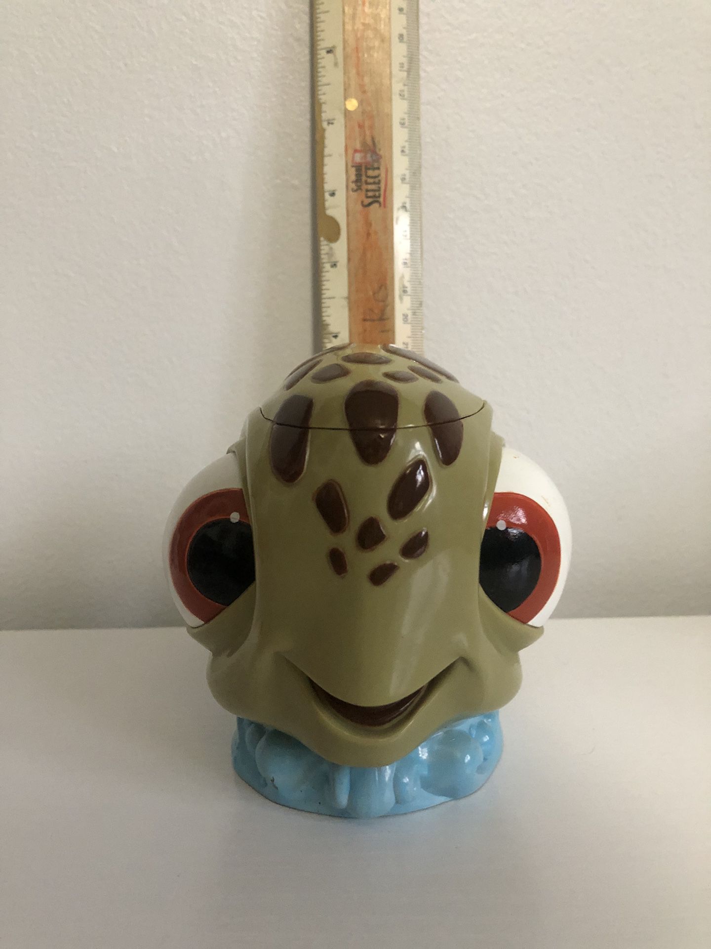 Disney on ice finding Nemo squirt turtle cop with fliptop lid