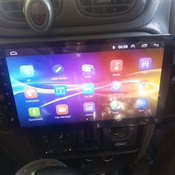 10.5 APPLE CAR PLAY BLUETOOTH  RADIO Tv FOR CAR VARY NICE LIKE NEW 