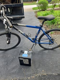 4500 Trek Bike w helmet