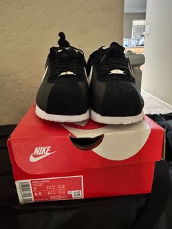 Nike Cortez Size 7 (New)