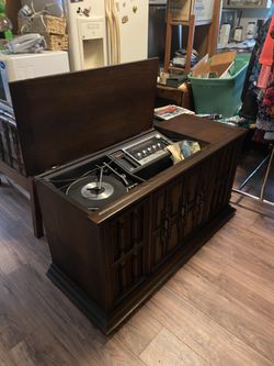 Radio record player and 8 track very good condition