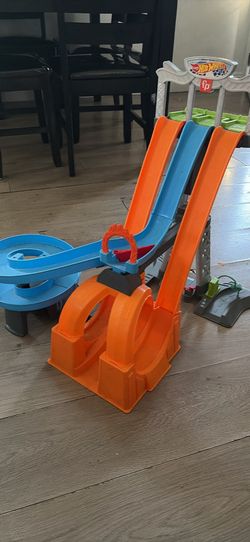 Hot wheels race track