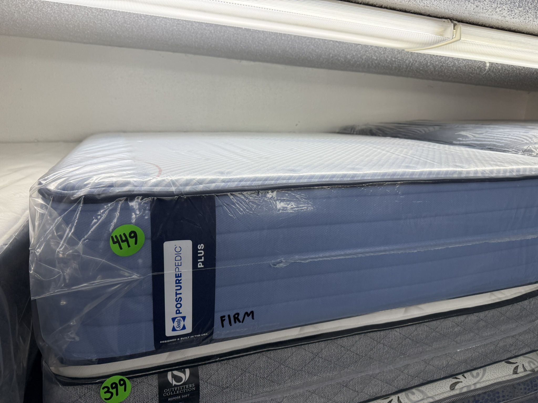 FULL SIZE SEALY POSTUREPEDIC PLUS (FIRM) MATTRESS & BOX SPRING BED SET