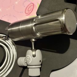 Earthworks ICON Studio-Quality USB Streaming Microphone Podcast Mic