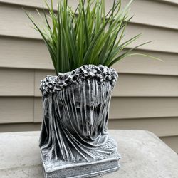 VEILED WOMAN PLANTER 