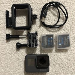 GoPro Hero 5 Black + 3 Batteries, Mounts & Case