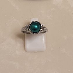 Silver and Green Pearlesque Tribal Ring Size 7