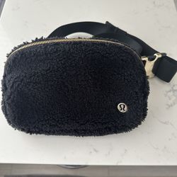 lululemon BELT BAG - Black Teddy Fur