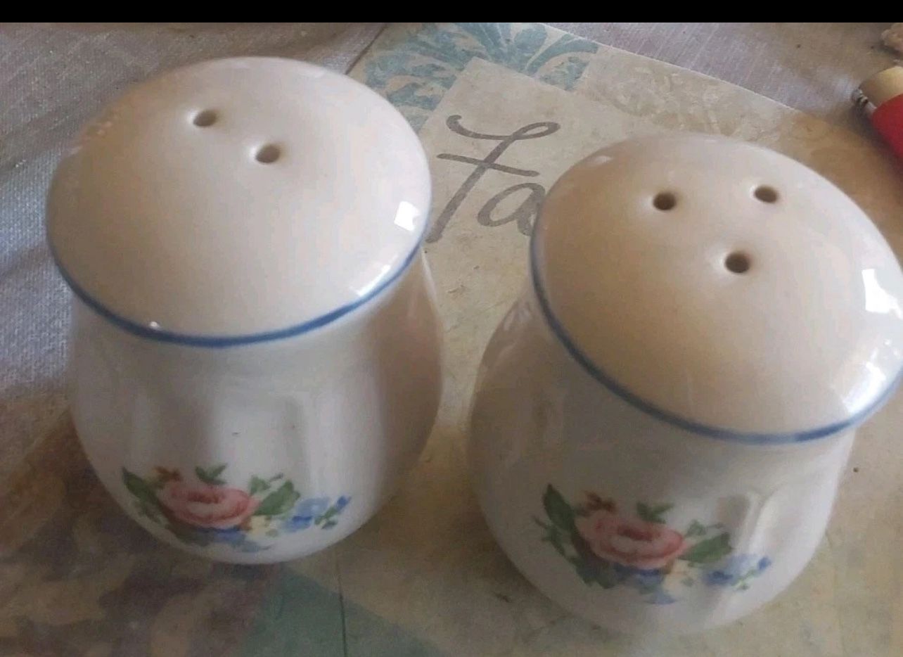 Tabletops Unlimited VICTORIA Salt & Pepper Shakers Multicolor, Blue Trim Design