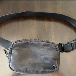 Lululemon Everywhere Belt Bag 1L – Camouflage – Great Condition