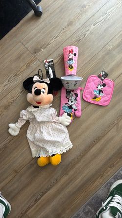 Minnie Mouse Bundle – Plush, Cup, Bowl, Oven Mitt & Pot Holder